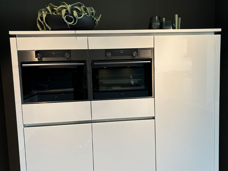 Kastenwand van moderne L-keuken | Showroomkeuken | Satink Keukens