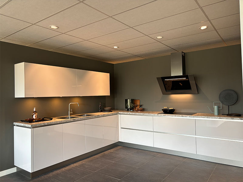 Moderne L-keuken met kastenwand | Showroomkeuken | Satink Keukens